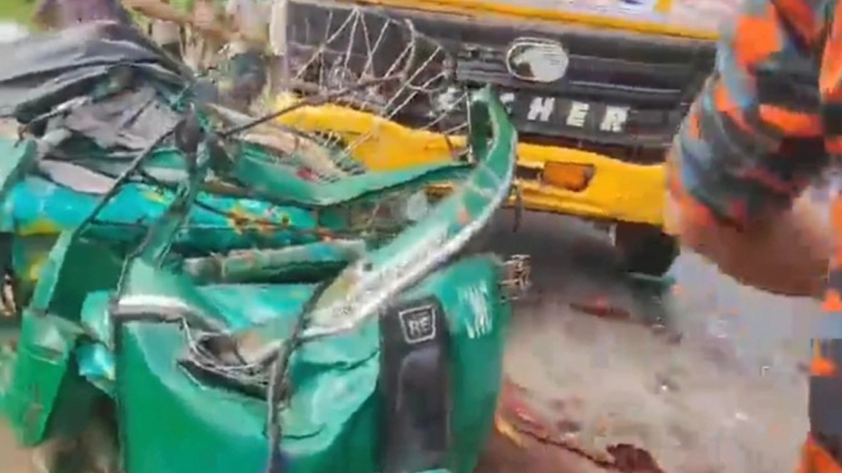 তেলবাহী ট্রাকের ধাক্কায় অটোরিকশার চার যাত্রী নিহত