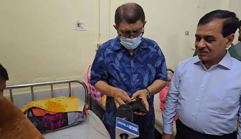 মজুদ স্যালাইন না দেওয়ায় রোগীকে টাকা ফেরত দিলেন স্বাস্থ্যমন্ত্রী