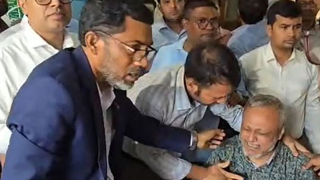 মায়ের চিকিৎসার টাকা তুলতে না পেরে ব্যাংকের সামনে কান্না