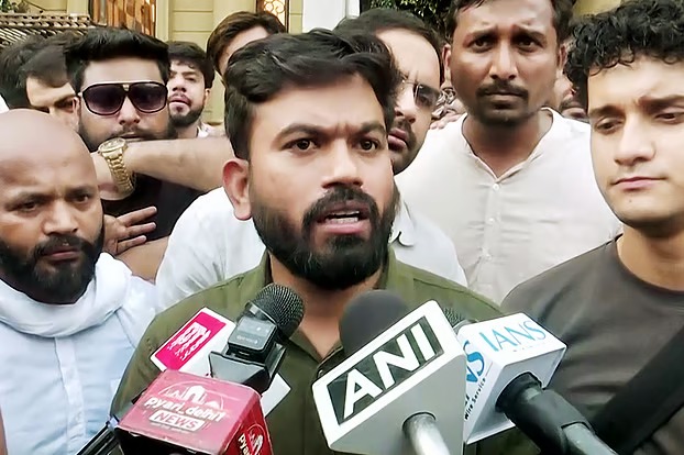 দাবি পূরণ না হওয়ায় ফের রাজপথে ককরোচ জনতা পার্টি