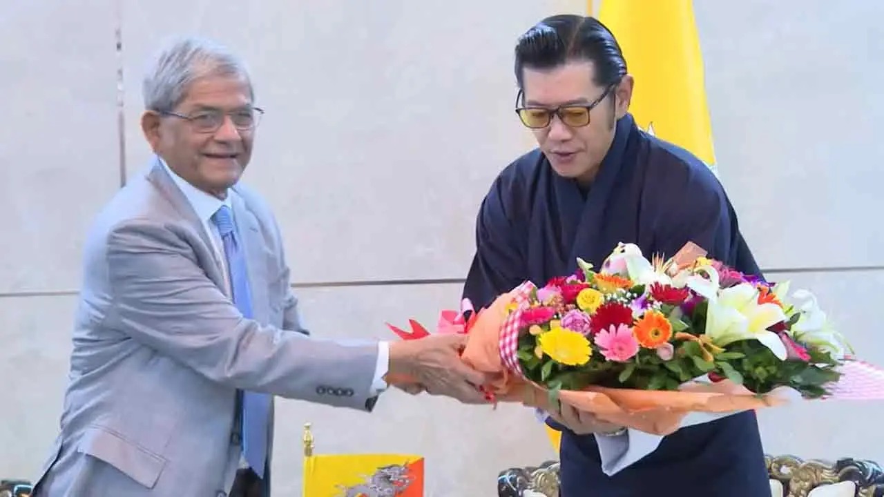 ঢাকায় যাত্রাবিরতিতে ভুটানের রাজা, রাষ্ট্রপতির সঙ্গে সৌজন্য সাক্ষাৎ