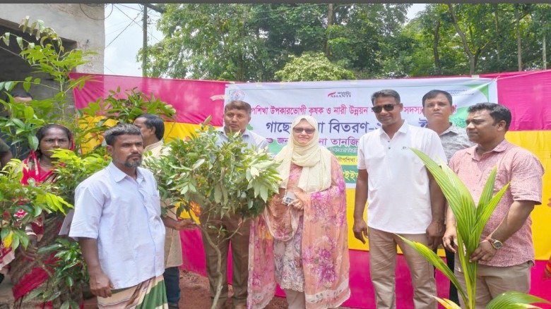 ঘোড়াঘাটে ৪৩৫ পরিবার পেল ১ হাজার ৬৭০ গাছের চারা