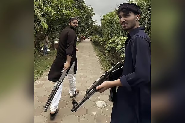 খেলনা বন্দুক হাতে আতঙ্ক, ভাইরাল ভিডিও নিয়ে প্রশ্ন