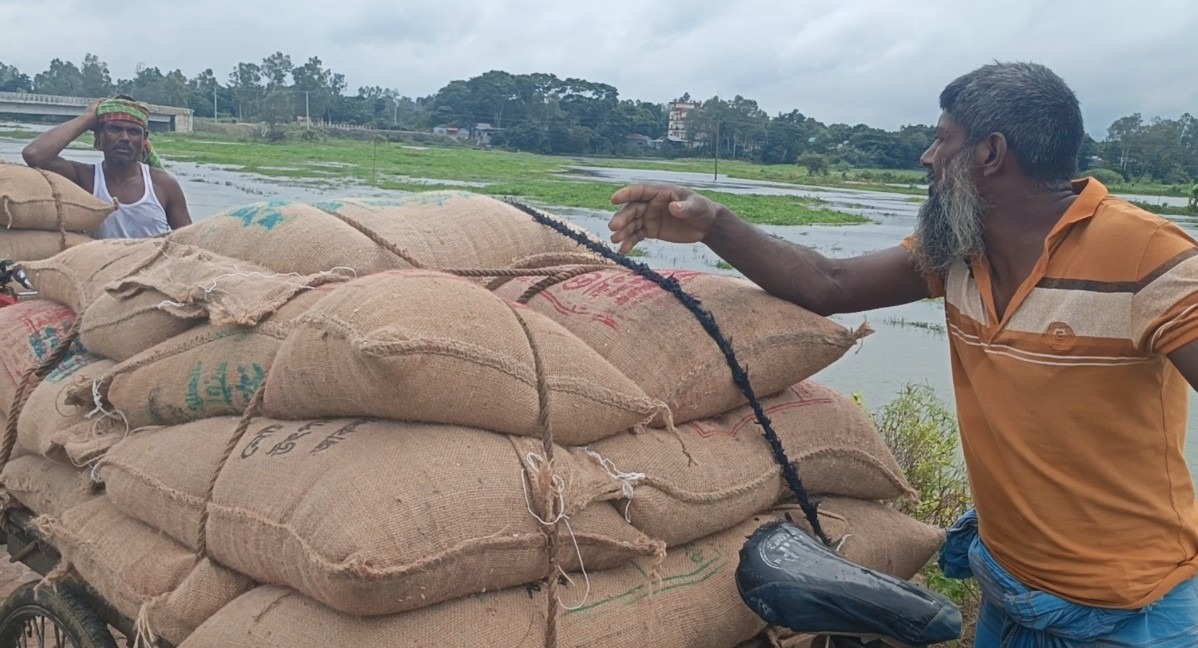 থামছেই না অবৈধ ক্রয়বিক্রয়, আবারো দুটি ভ্যানসহ ৩৪ বস্তা সরকারি চাল জব্দ