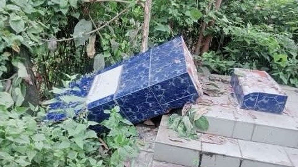 দীঘিনালায় ভরদ্বাজ মণি চাকমার স্মৃতিস্তম্ভ ভাঙচুর