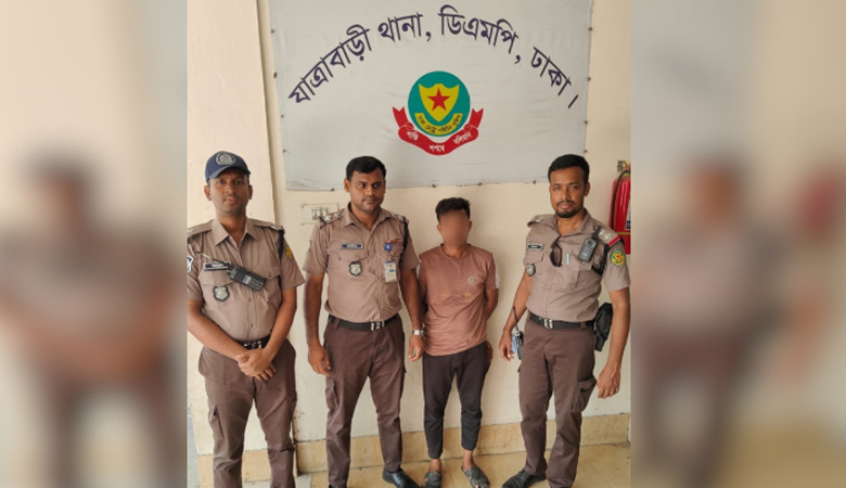 পথচারীকে চাপা দিয়ে পালানোর সময় চালক আটক