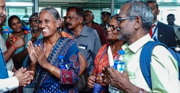 এক শাড়ি ধরে পাহাড়ে উঠে প্রাণে বাঁচলেন ২১ তীর্থযাত্রী
