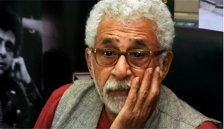 যে কারণে দেড় মাস গোসল করেননি নাসিরুদ্দিন শাহ