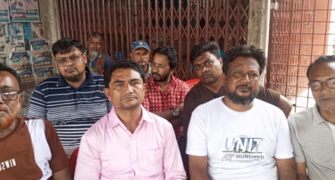 অতিরিক্ত খাজনা আদায়ের প্রতিবাদে মেহেরপুরে কাঁচাবাজার বন্ধ