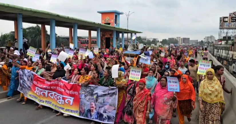 পুনর্বাসনের দাবিতে টঙ্গীতে মহাসড়ক অবরোধ বস্তিবাসীদের