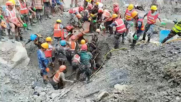 নেপালে হিমবাহ ও পাহাড়ধসের নয় দিন পর সুড়ঙ্গ থেকে জীবিত দুই শ্রমিক উদ্ধার