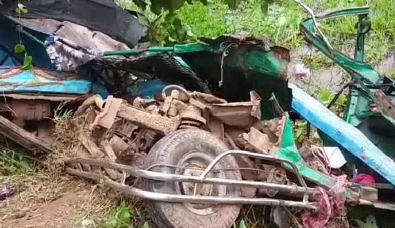 গাজীপুরে সিএনজি-কাভার্ডভ্যানের মুখোমুখি সংঘর্ষে নিহত ৩