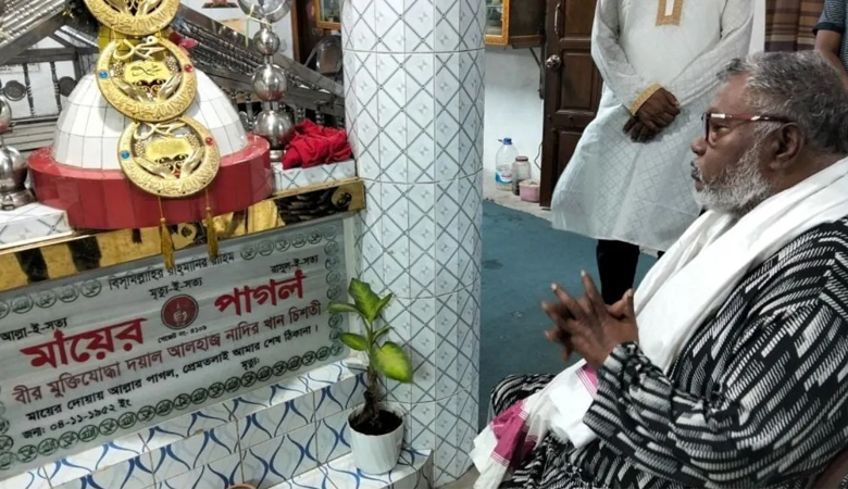 কবরের পাশে দাঁড়িয়ে অভিনয়কে বিদায় জানালেন নাদির খান