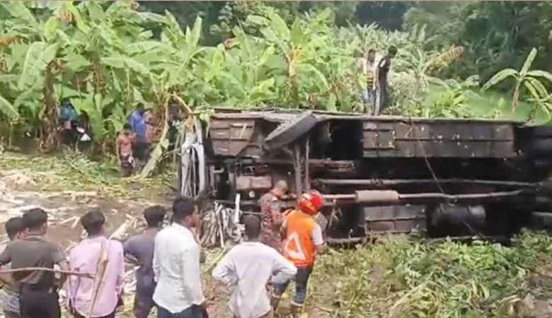 গোপালগঞ্জে যাত্রীবাহী বাস খাদে পড়ে নিহত ৩