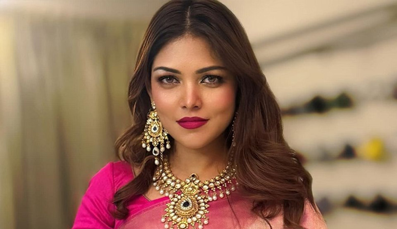 নারী ও শিল্পীদের প্রতি দিন দিন মানুষ নিষ্ঠুর হচ্ছে: পিয়া জান্নাতুল