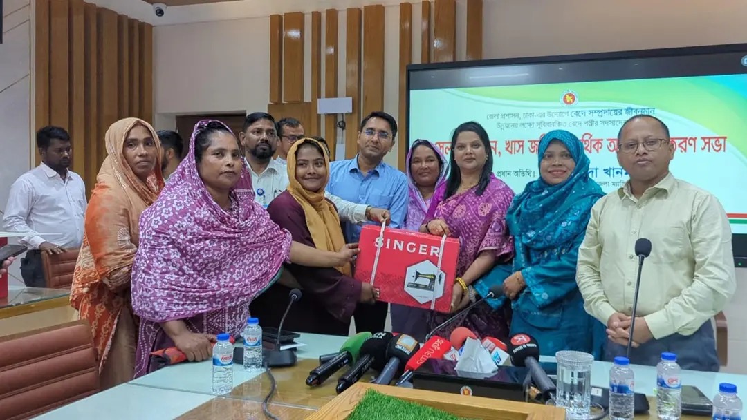 বেদেপল্লির ৪০ পরিবার পেল খাস জমিসহ অন্যান্য সহায়তা