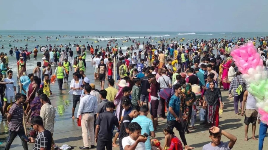 পর্যটন মাস সেপ্টেম্বরে ভ্রমণপিপাসু মানুষে পূর্ণ সৈকত ও আশপাশ