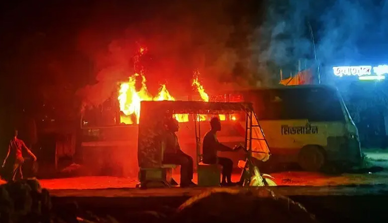 মোহাম্মদপুরে পার্কিং করা বাসে আগুন