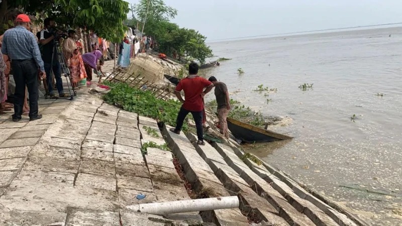 রাজশাহীতে হঠাৎ পদ্মায় ঢেউয়ের তোড়ে টি-বাঁধসহ ডুবে গেছে ২০ নৌকা