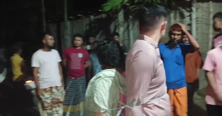 বদরগঞ্জে নারীসহ ছাত্রলীগ নেতাকে রশিতে বেঁধে মারধরের অভিযোগ