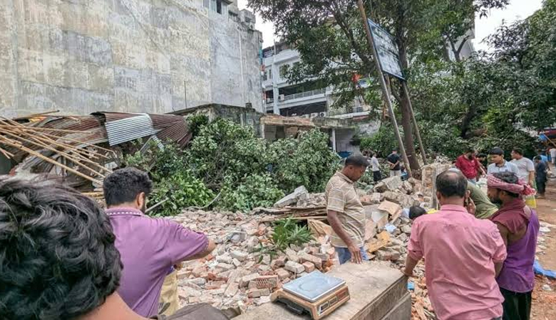 মধ্যরাতে স্বাস্থ্যসেবা কেন্দ্র ভাঙচুর ঘটনায় ৪ জন গ্রেফতার