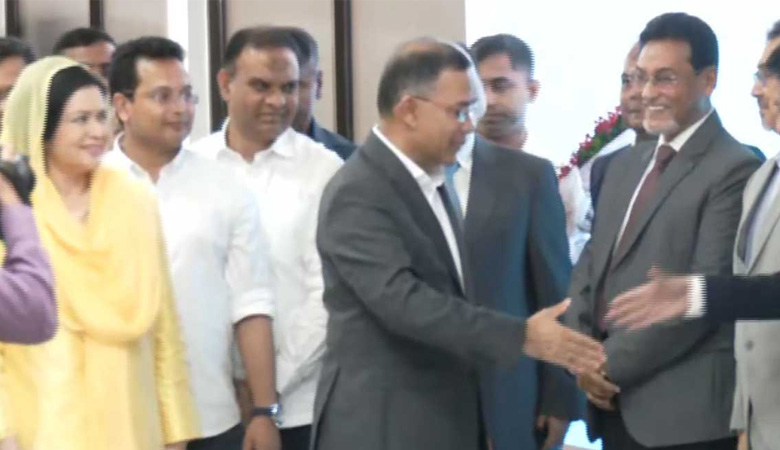দেশে ফিরেছেন প্রধানমন্ত্রী