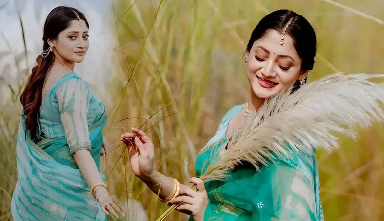 কাশবনে ফিরোজা শাড়িতে পূজা চেরী, মুগ্ধ অনুরাগীরা