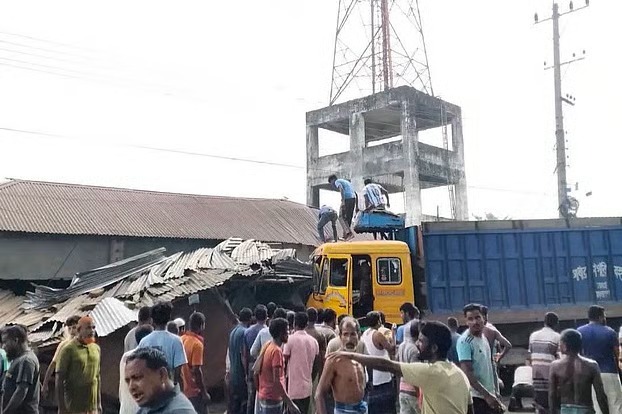 ট্রাকের চাপায় অটোরিকশার চার যাত্রী নিহত, আহত ৭