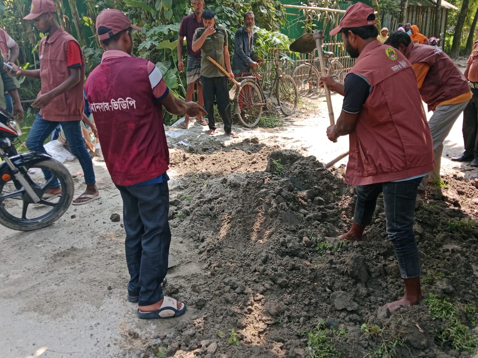 স্বেচ্ছাশ্রমে ভাঙা রাস্তা মেরামত করলেন আনসার ভিডিপি সদস্যরা
