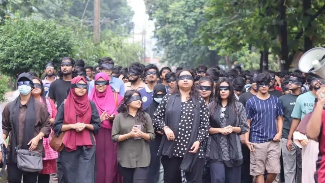 চুয়েটে এবার চোখ বেঁধে মিছিল, সাবেক ভিসিকে পুনর্বহালের দাবি