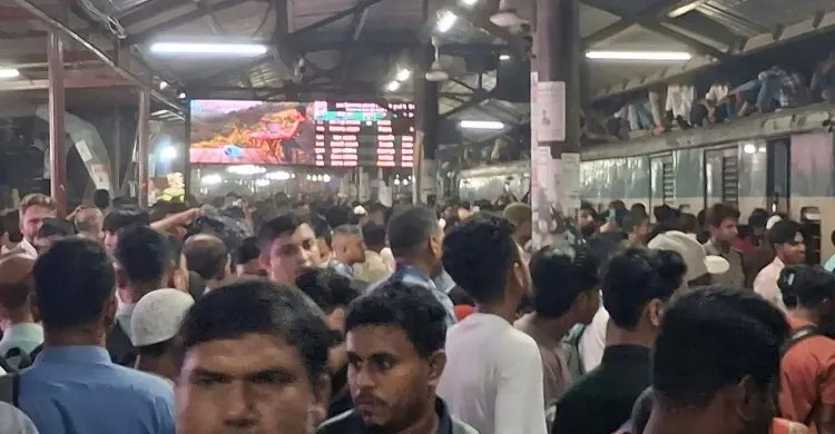 কনটেইনার লাইনচ্যুত হওয়ায় ট্রেনের শিডিউল বিপর্যয়ে ভোগান্তিতে যাত্রীরা