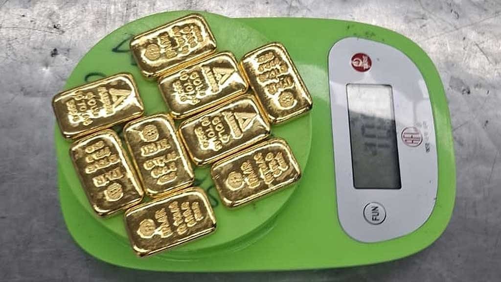 শাহজালালে দুই কোটি টাকার সোনাসহ বিমানকর্মীসহ আটক দুই