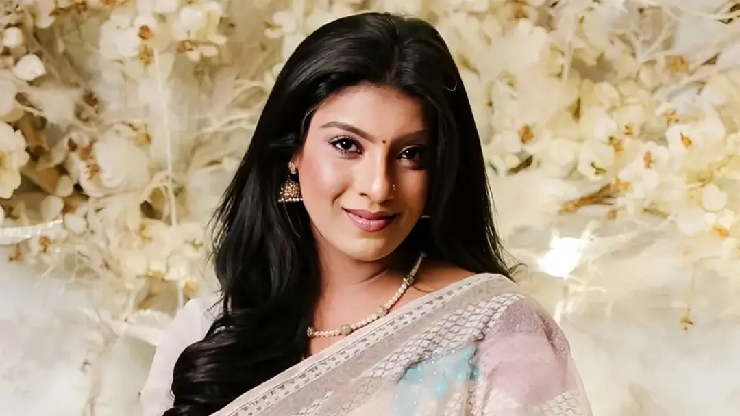 উপন্যাসের গল্পের চরিত্রে মৌ