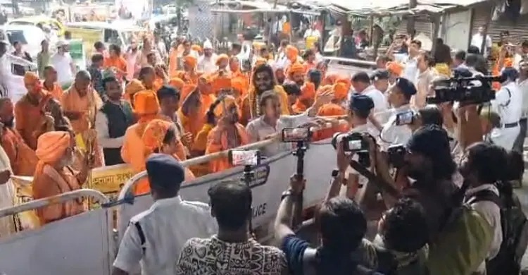কলকাতায় বাংলাদেশ মিশন ঘেরাও, ব্যারিকেড ভাঙার চেষ্টা