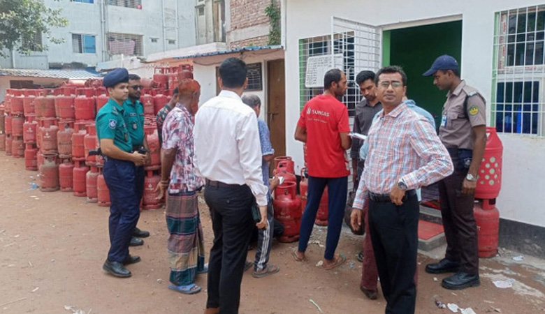 সরকার নির্ধারিত মূল্যে গ্যাস সিলিন্ডার বিক্রি নিশ্চিত করতে অভিযান