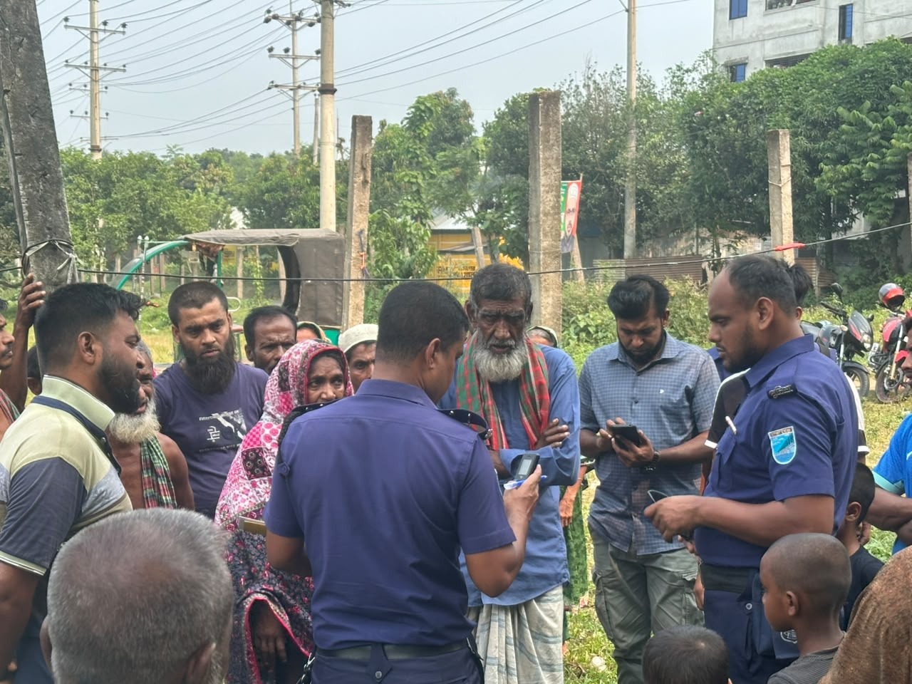 বিরোধপূর্ণ জমির ঘরে অগ্নিদগ্ধ হয়ে যুবকের রহস্যজনক মৃত্যু