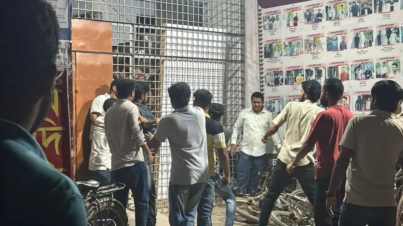 রাবিতে সাংবাদিকদের ওপর ছাত্রদলের হামলা, আহত ১০