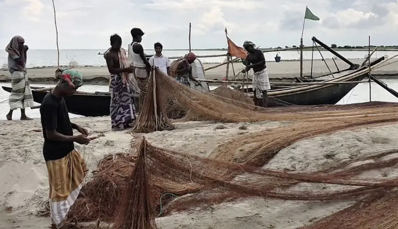 মা ইলিশ রক্ষায় ২২ দিনের নিষেধাজ্ঞা, দুশ্চিন্তায় জেলেরা