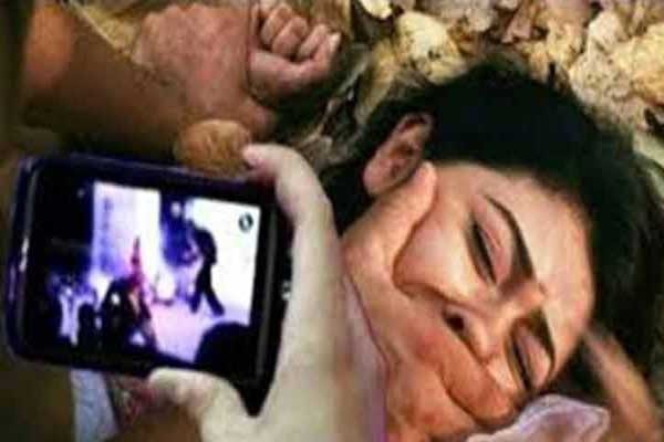 শিশুর চকলেট-খেলনা আর কিশোরী-তরুণীর প্রেম-বিয়ের টোপ
