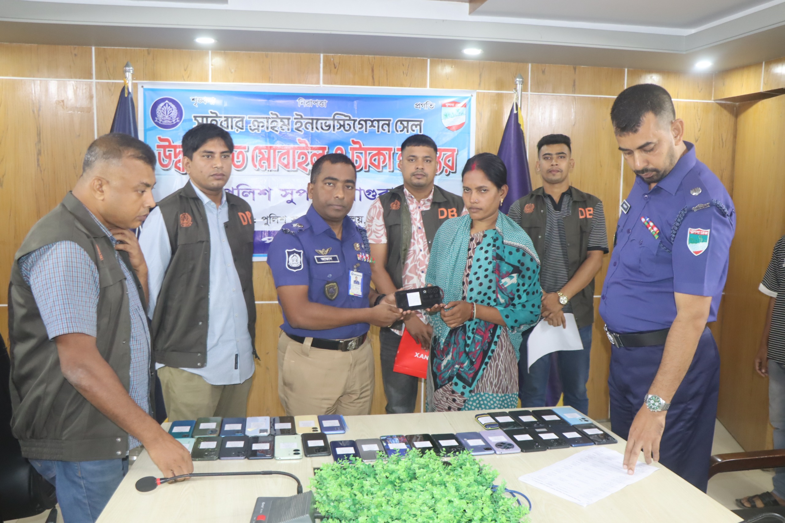 মাগুরায় পুলিশের অভিযানে ৩৫ টি মোবাইল উদ্ধার