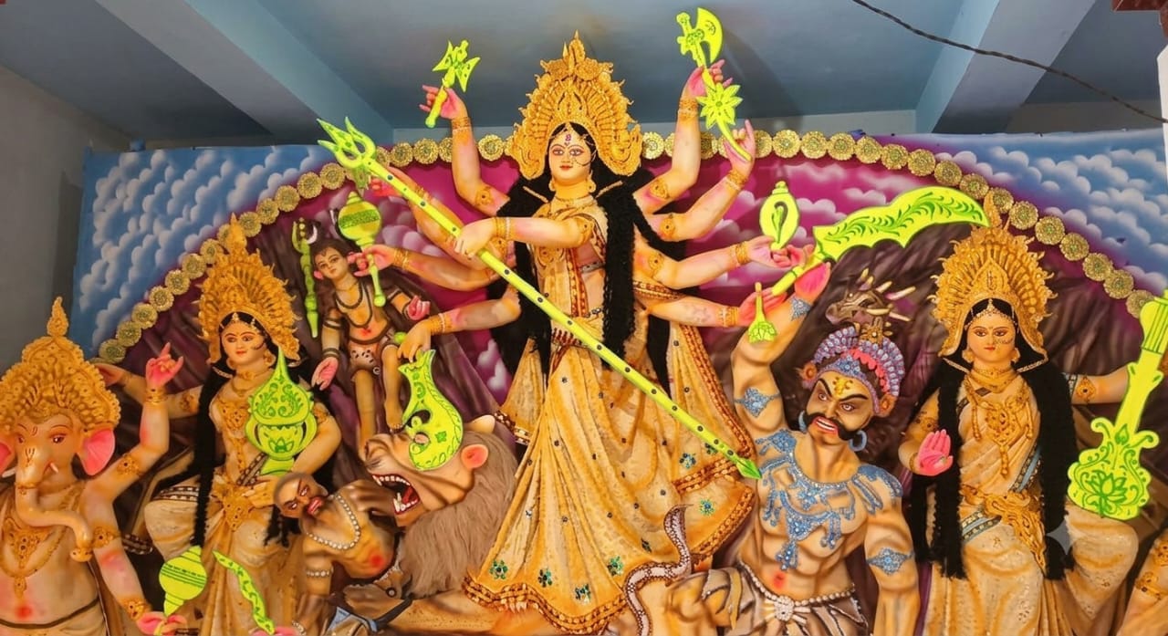 মুগের ডালে দুর্গা প্রতিমা, বড়দলে উৎসবের নতুন আকর্ষণ