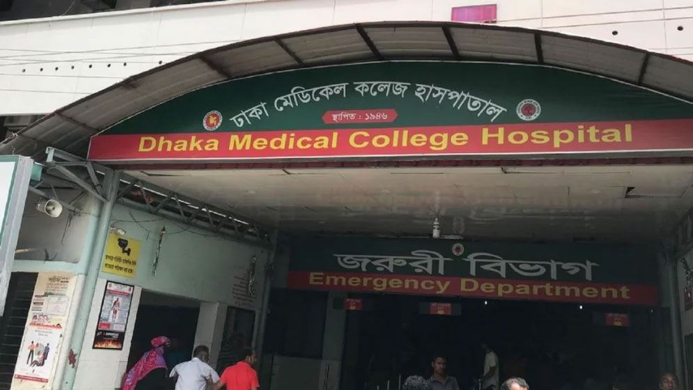 মিন্টু রোডে সড়ক বিভাজকে অটোরিকশা, চালকের মৃত্যু