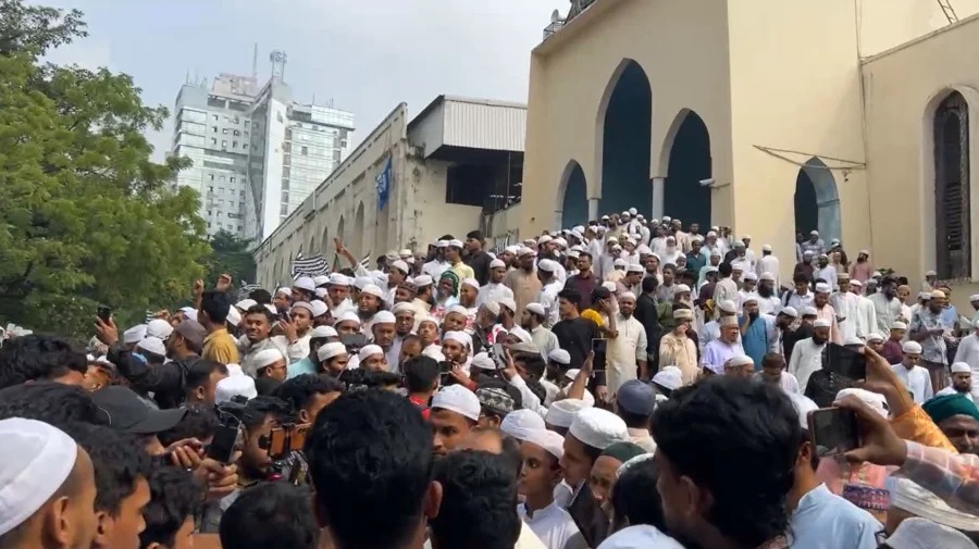 বায়তুল মোকাররমে খতিবের পক্ষে বিক্ষোভ, স্লোগানে উত্তেজনা