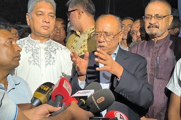 প্রধানমন্ত্রীর পাঠানো ছবি দেখে বাঁশবাড়ি কলোনি পরিদর্শনে পরিবেশমন্ত্রী