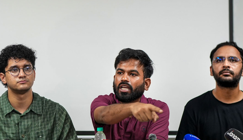 এবার বিমান থেকে আটক অভিজিৎসহ ‘তেলাপোকা পার্টির’ শীর্ষ তিন নেতা