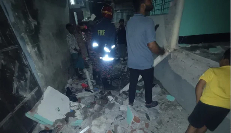মধ্যরাতে গ্যাস সিলিন্ডার বিস্ফোরণ, হাসপাতালে একই পরিবারের ৪ জন