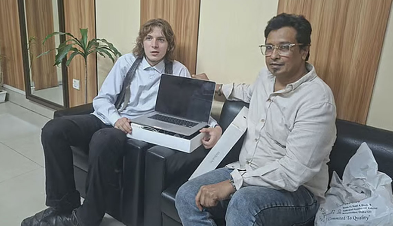 ল্যাপটপ হারানো জার্মান তরুণকে ম্যাকবুক উপহার দিলেন বাংলাদেশি