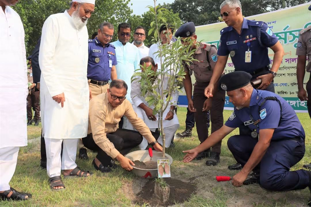 টাঙ্গাইল পুলিশ লাইন্সে জেলা পুলিশের বৃক্ষরোপণ কর্মসূচি