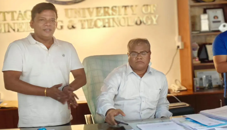 চুয়েটে প্রশাসনিক ভবনের তালা ভেঙে ঢুকলেন নতুন উপাচার্য
