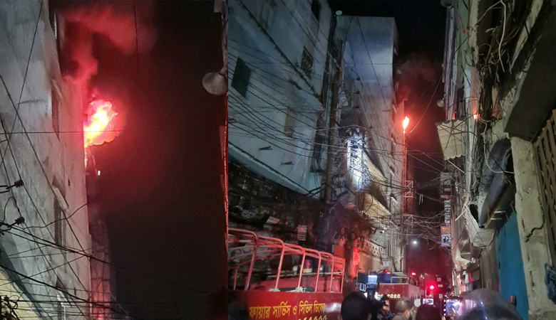 ১২ পর নিয়ন্ত্রণে পুরান ঢাকার আগুন, হাসপাতালে চার ফায়ারকর্মী